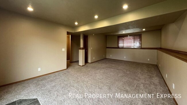Building Photo - 2508 N Aidan Ave