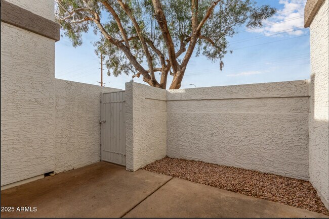 Building Photo - 1424 N Dorsey Ln