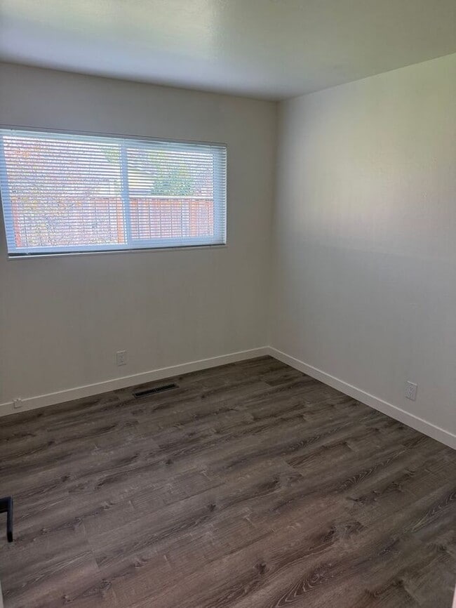 Building Photo - Stunning 4-bedroom, 2-bathroom