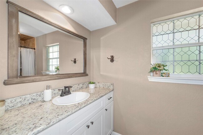 Building Photo - 676 Ravensworth Dr