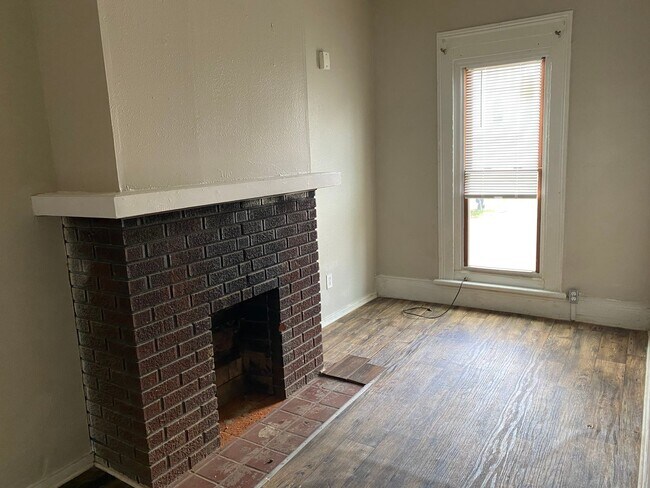 Building Photo - 251-251 1/2 N Fifth St