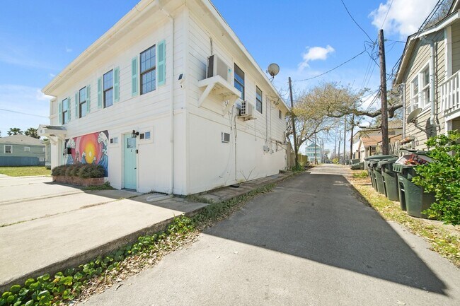 Building Photo - 1015 9th St