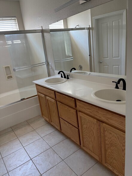 Building Photo - 5419 Benttree Way