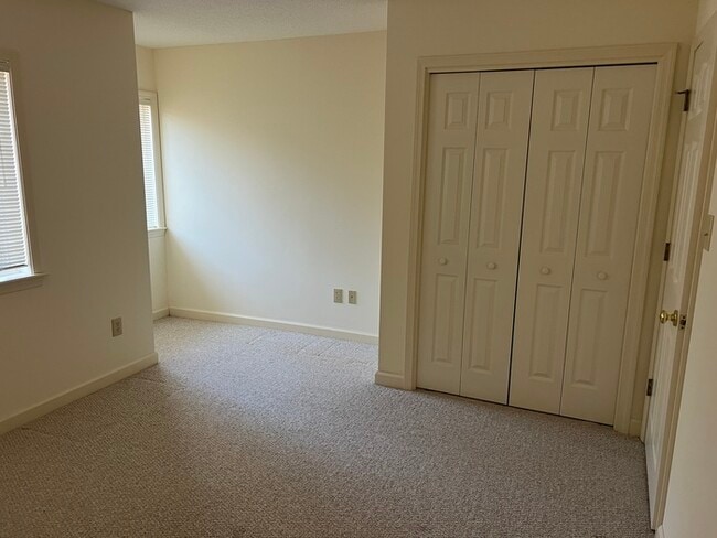 Building Photo - 303 Lake Pointe Dr