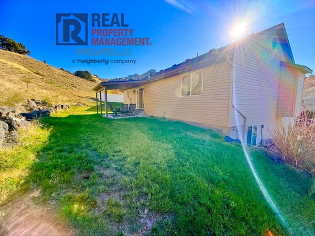 Building Photo - Beautiful 4 bed 3 bath home - 2 car garage...