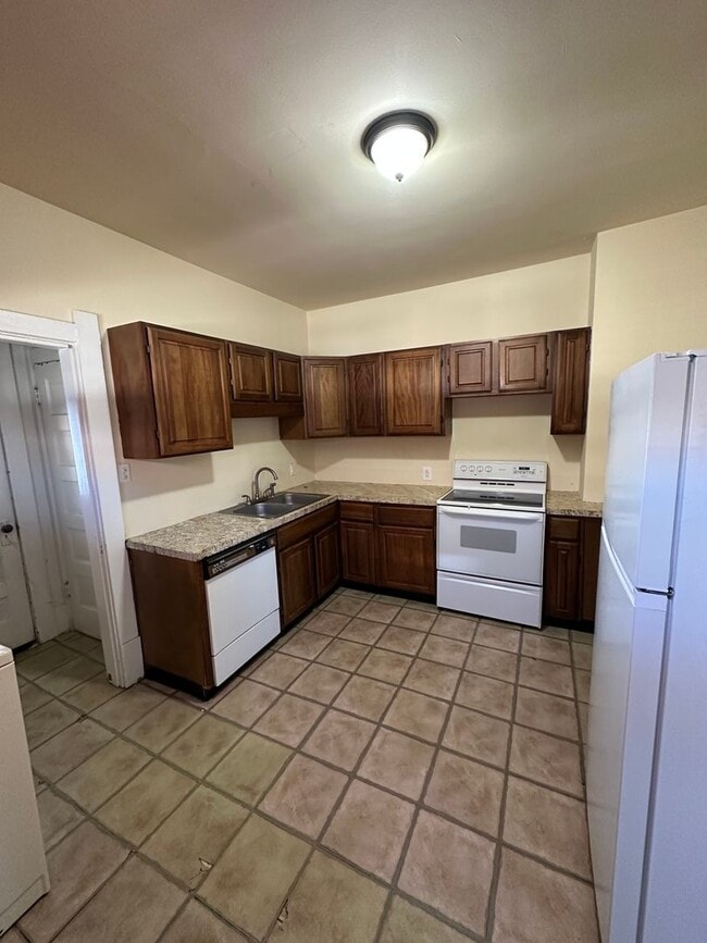 Building Photo - 1208 W 31st St