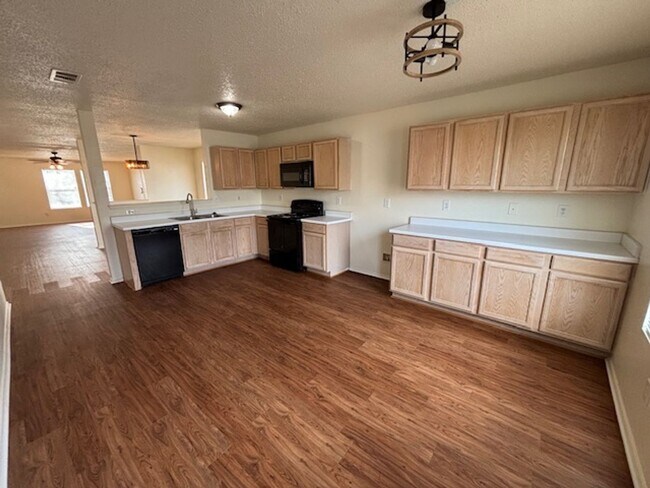 Building Photo - 1 Story Home in Crowlley with Community Pool