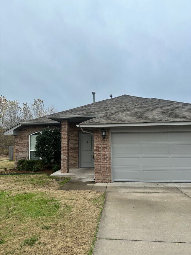 Building Photo - FIRST MONTH FREE! Great Location!