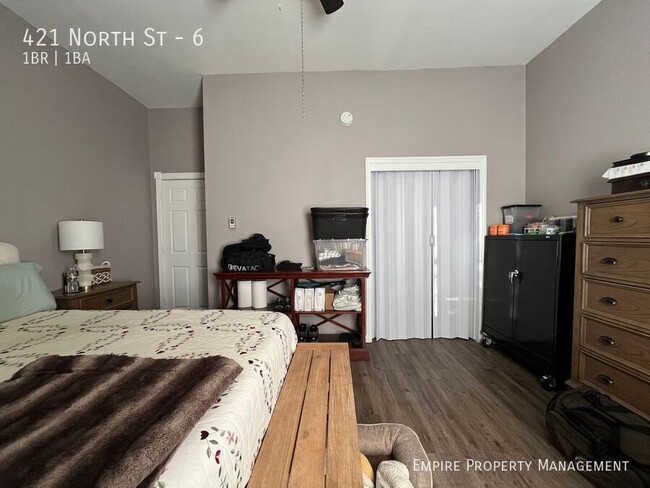 Building Photo - Available! 1st floor: 1 Bedroom/ 1 Bathroo...