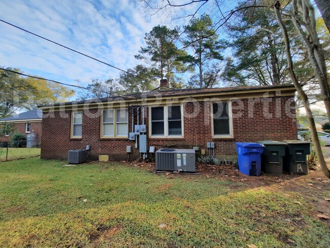 Building Photo - 711 S Holly St