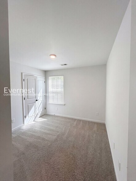 Building Photo - 133 Stilwell Oaks Cir