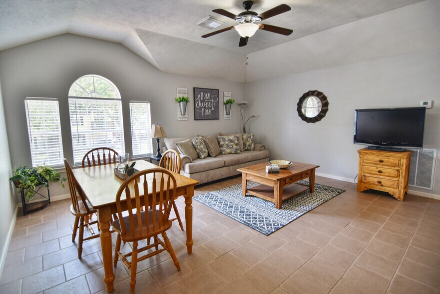 Building Photo - 2324 Sheridan St