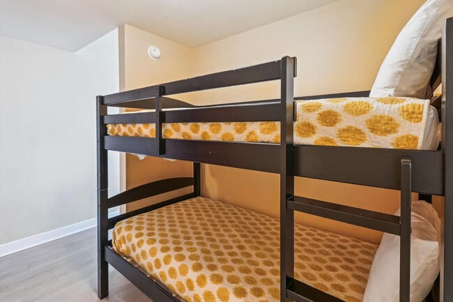 Building Photo - 9900 S Thomas Dr