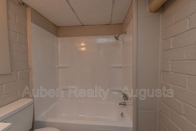 Building Photo - 1547 Heath St