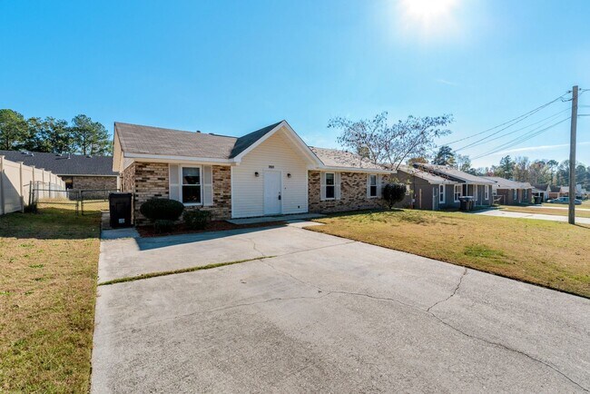 Building Photo - 2937 Dahlia Dr