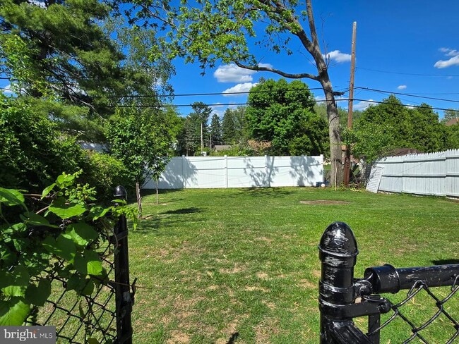 Building Photo - 647 Artwood Dr