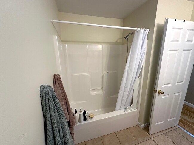 Building Photo - 39 River Village Dr