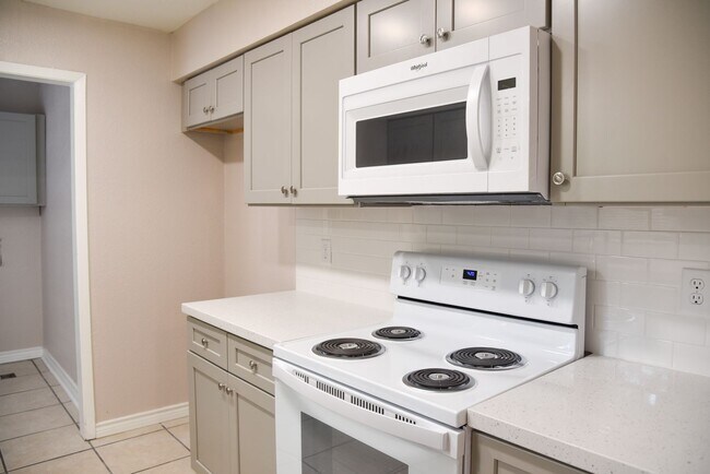 Building Photo - 307 Amherst Ct