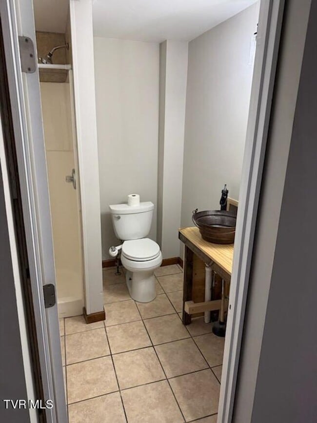 Building Photo - 4 Bedroom 2 Bath in Bristol, TN