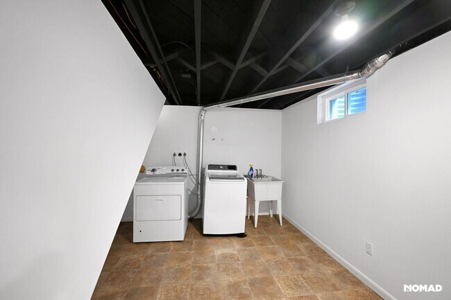 Building Photo - Spacious 4BR House in Denver