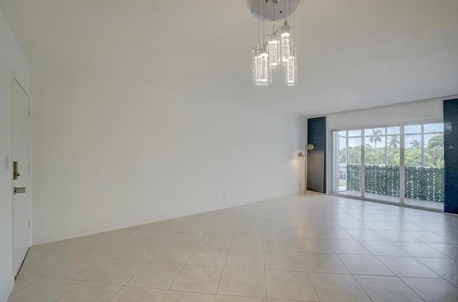 Building Photo - 3040 NE 16th Ave