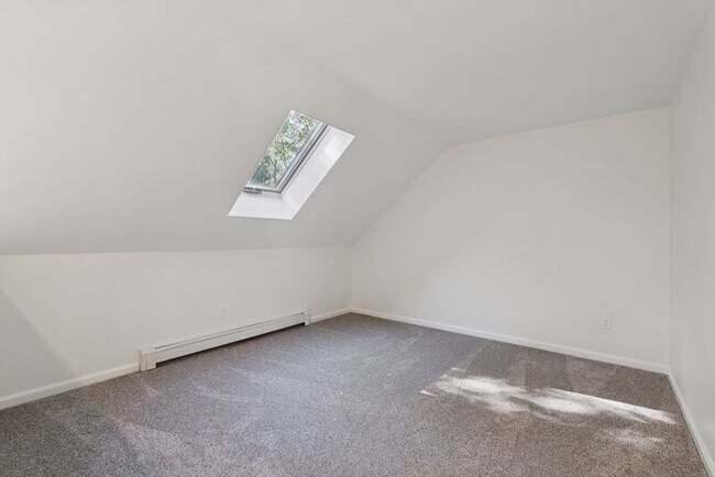 Building Photo - 7 Dunnhill Dr