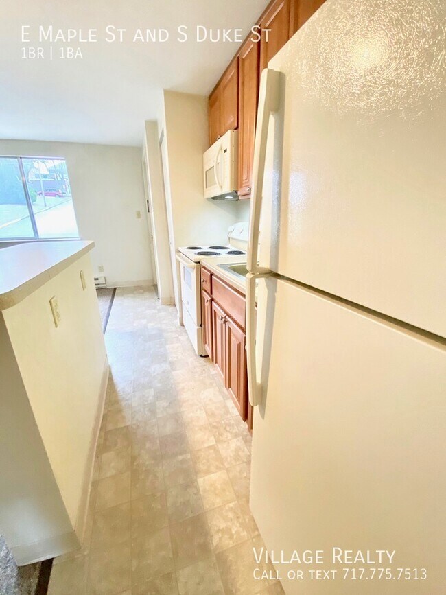 Building Photo - 451 E Maple St