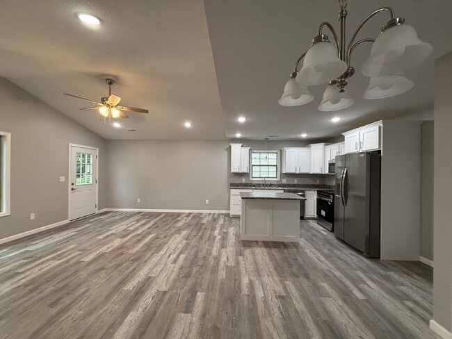 Building Photo - New 3 bedroom, 2 bath home for lease - Poplar Bluff MO