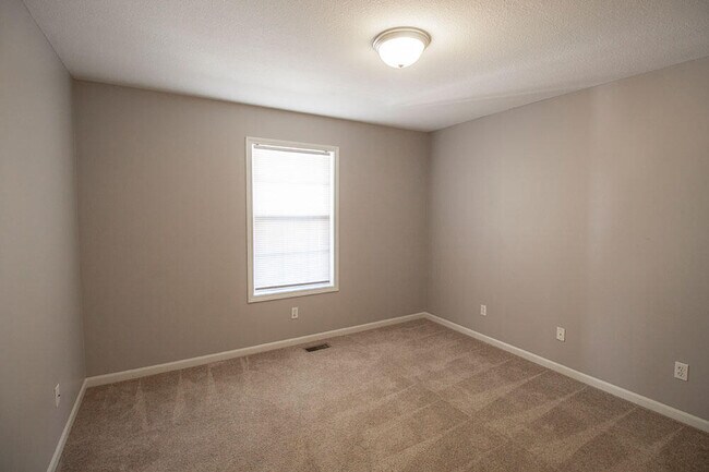 Building Photo - 208 Jackal Dr