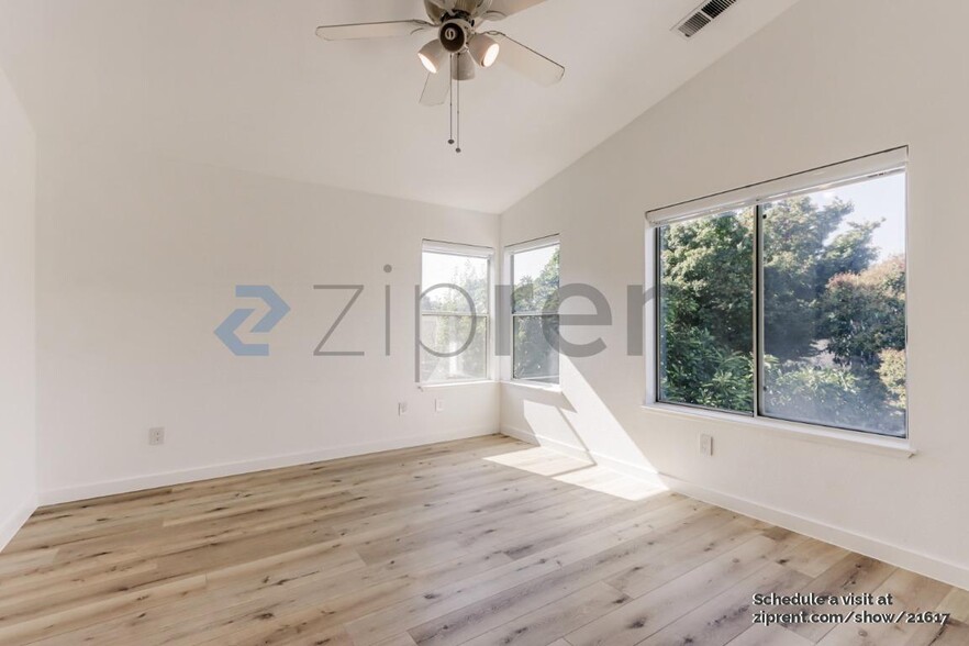 Building Photo - 741 Vinca Ct