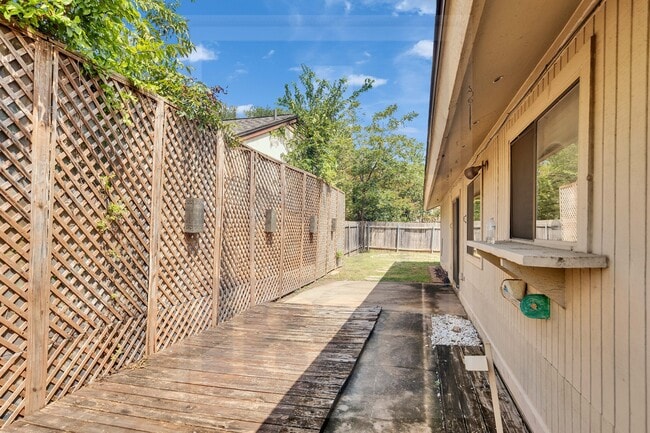Building Photo - 7302 Waldon Dr