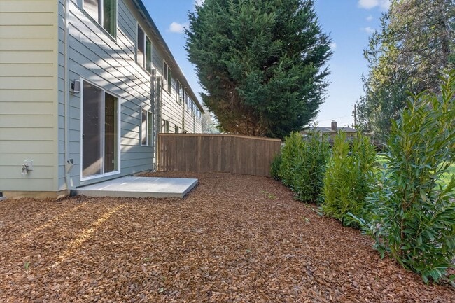 Building Photo - 10907 SE Home Ave