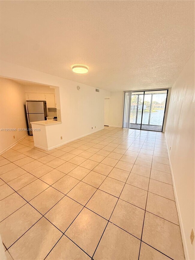 Building Photo - 210 Lake Pointe Dr