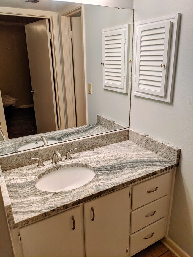 Building Photo - Greenbriar Condo for Rent!!!