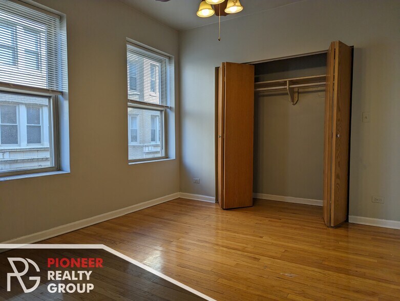 Building Photo - 4237 N Paulina St