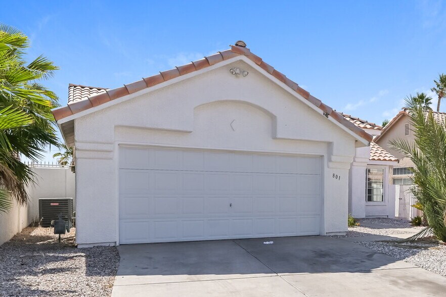 Building Photo - 801 Zinnia Cir