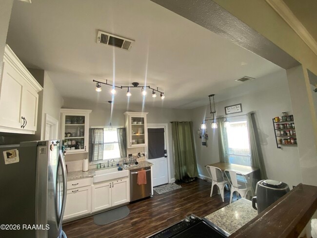 Building Photo - 1005 Don Ave