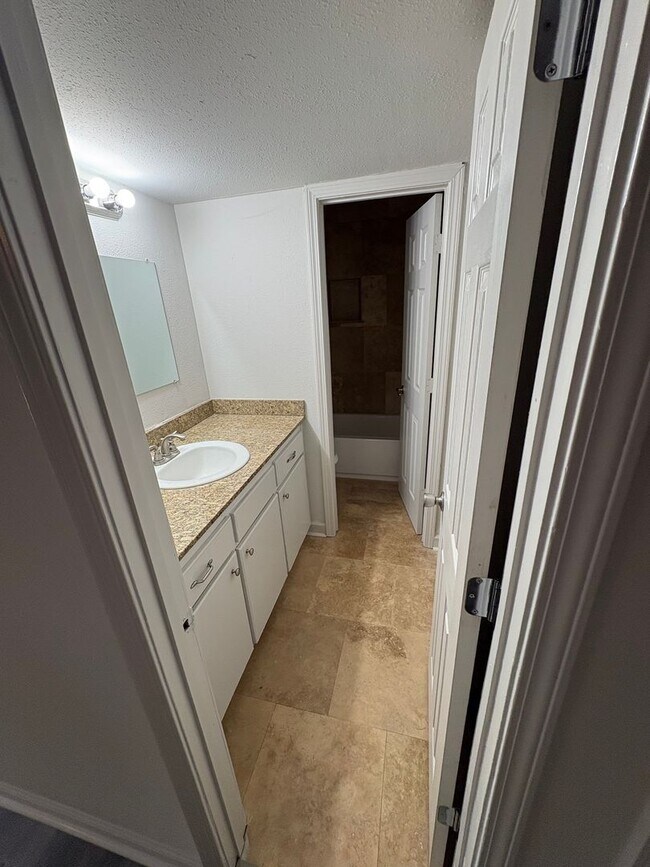 Building Photo - 2 Bedroom 1 Bath Apartment Close to Campus! Available Now!