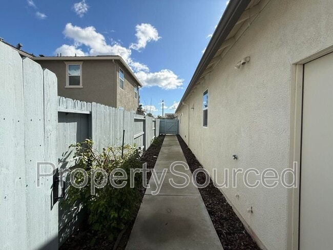 Building Photo - 1697 W Woodward Ave