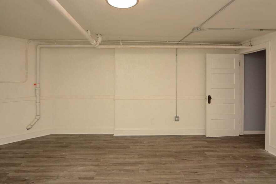 Building Photo - 5534 N Artesian Ave
