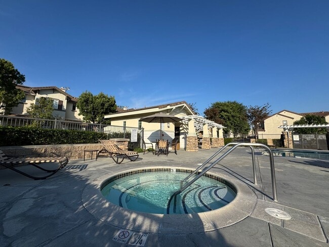 Building Photo - Beautiful 3 Bd/2Ba Spacious Home in Fuller...