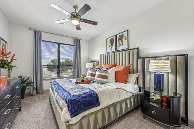 Building Photo - Walk Everywhere – Downtown Living at Its Best