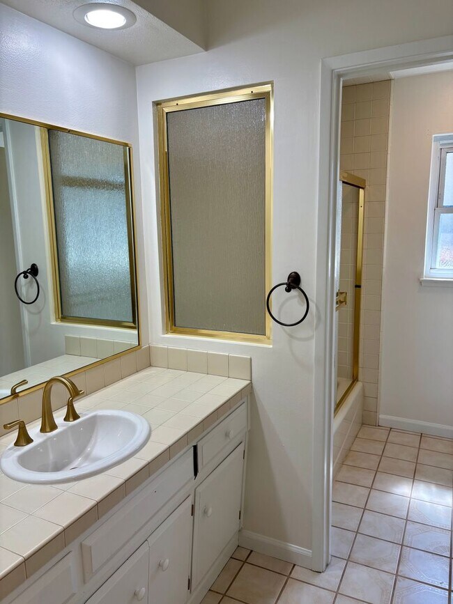 Building Photo - 3057 Carleton Pl