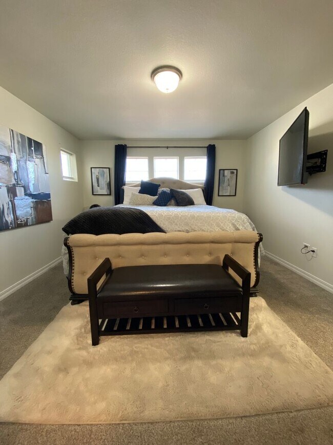 Building Photo - Stunning 3 Bedroom in NE Springs!