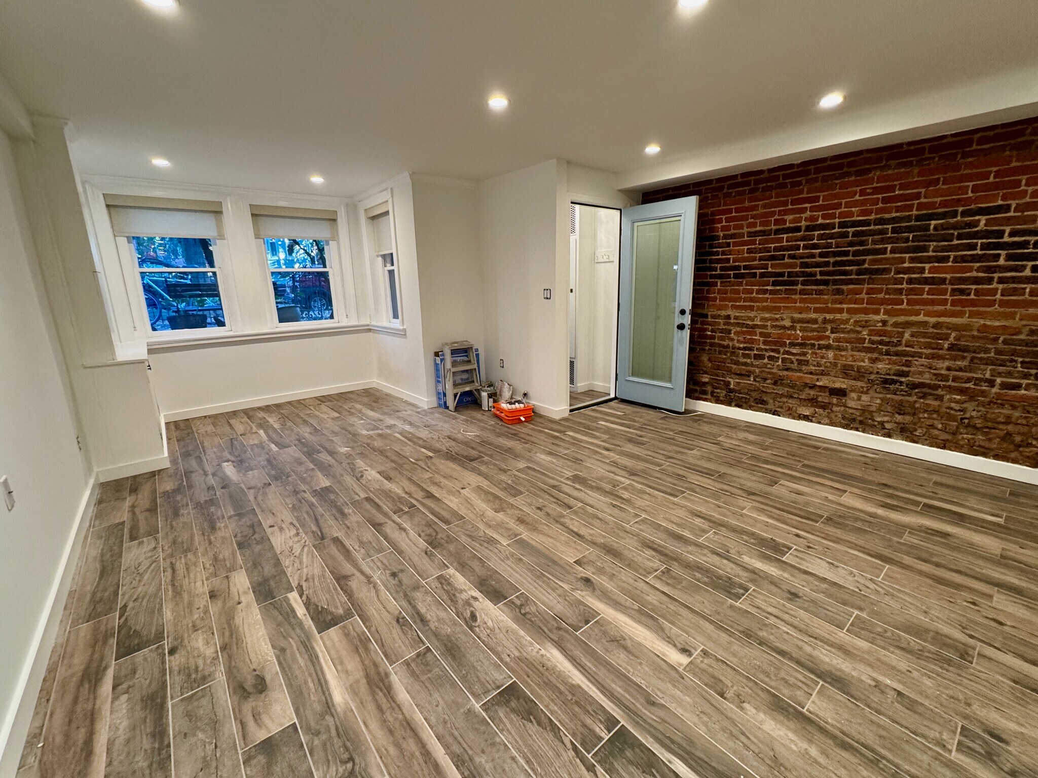 Building Photo - 215 5th St SE