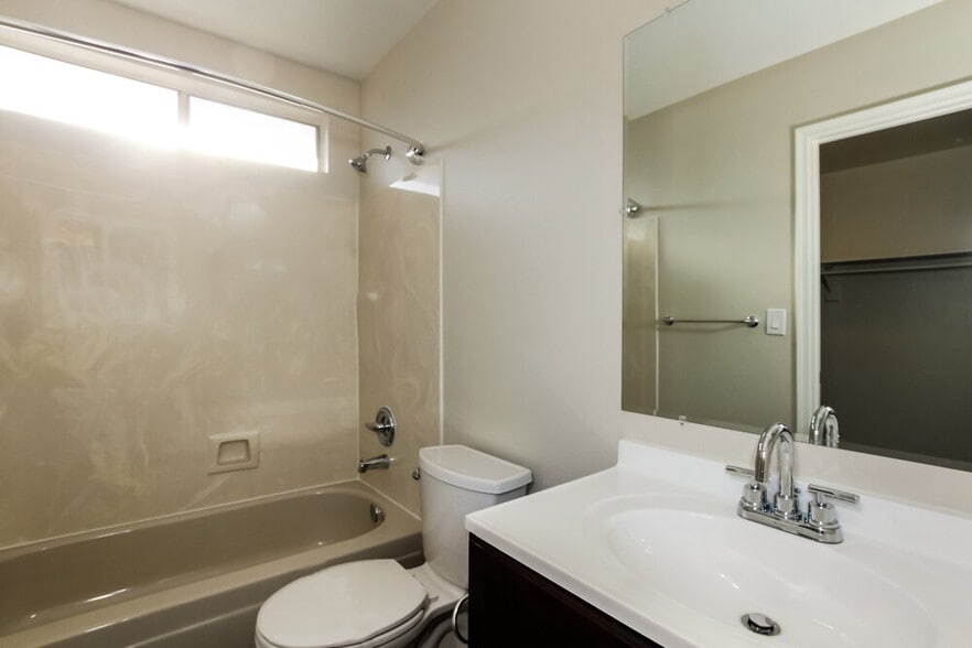 Building Photo - 909 E Marco Polo Rd