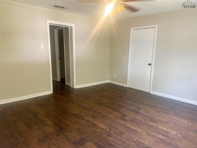 Building Photo - 5119 Parklane Dr