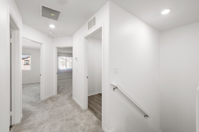 Building Photo - Beautiful 3 Bed / 2.5 Bath Condo with Open Floor Plan & Private Patio!