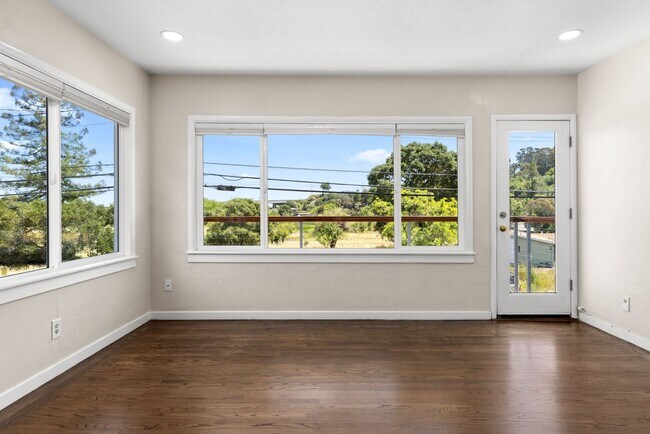 Building Photo - Beautiful Duplex In Highly Desirable San Rafael!