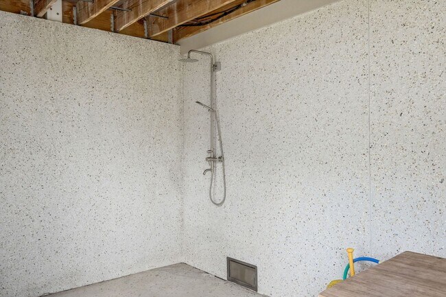 Building Photo - Beautiful 5 Bedroom Marshside Home